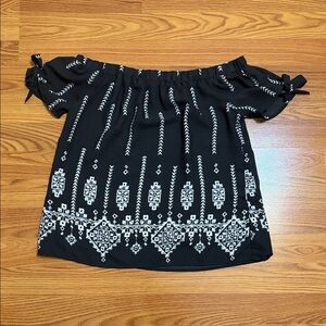 ‼️ Black and White Off-Shoulder Top ‼️